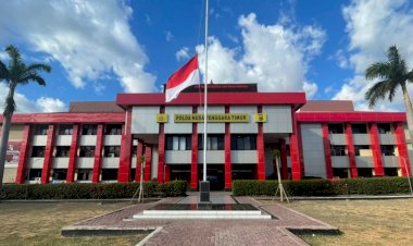 Mengenang-Jasa-Pahlawan,-Polda-NTT-Kibarkan-Bendera-Setengah-Tiang