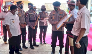 Kapolda-NTT-Beri-Penghargaan-Kepada-Dua-Warga-SBD-yang-dengan-Tulus-Menghibahkan-Tanahnya-Untuk-Polda-NTT