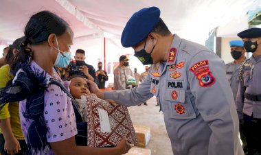 Kunjungan-Kerja-Ke-Polres-SBD,-Kapolda-NTT-Beri-Bansos-Kepada-Masyarakat-Terdampak-Covid-19