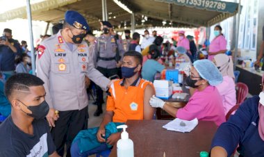 Tinjau-Pelaksanaan-Vaksinasi-di-Polres-Sumba-Barat-Daya,-Kapolda-NTT-Imbau-Masyarakat-Tetap-Taat-Prokes