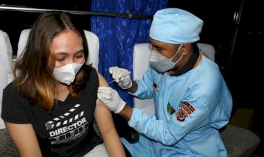 Targetkan-300-Dosis,-Kembali-Polda-NTT-Beri-Pelayanan-Vaksinasi-Malam-Hari-di-Tamnos