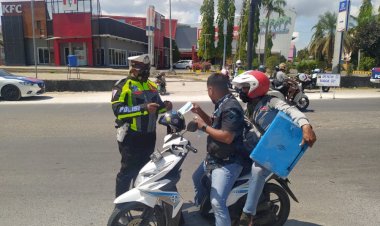 Ops-Patuh-Ranakah-2021,-Personel-Ditlantas-Polda-NTT-Beri-Imbauan-Humanis-Kepada-Masyarakat-Agar-Taat-Prokes