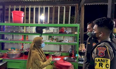 Sambangi-Warung-Makan,-Personel-UPRC-Ditsamapta-Polda-NTT-Ingatkan-Pemilik-Disiplin-Terapkan-Prokes
