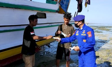 Patroli-Pesisir,-Personel-Ditpolairud-Polda-NTT-Bagikan-Masker-Gratis-dan-Imbau-Prokes-5M-Kepada-Nelayan-Kota-Kupang