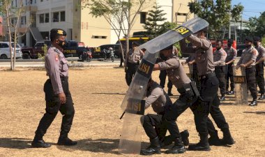 Tingkatkan-Kemampuan-Secara-Berkala,-Ditsamapta-Polda-NTT-Laksanakan-Latihan-Dalmas