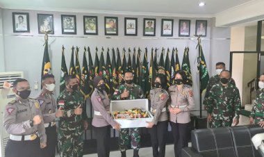 Kejutan-Kue-Ulang-Tahun-dari-Kapolda-NTT-untuk-HUT-TNI-ke-76-Kepada-Danrem-161/Wirasakti-Kupang