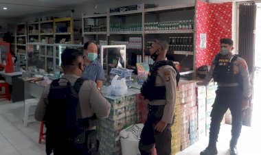 Sasar-Pertokoan-di-Kota-Kupang,-Personil-Ditsamapta-Polda-NTT-Disiplinkan-Prokes-5M-Kepada-Warga