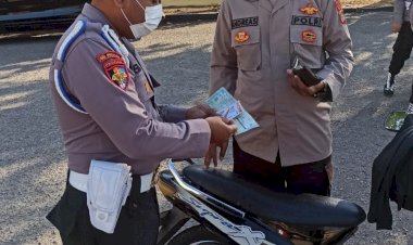 Tegakan-Aturan-dari-Dalam,-Provost-Polda-NTT-Tertibkan-Anggota-dan-ASN-Polda-NTT-Saat-Berkendaraan