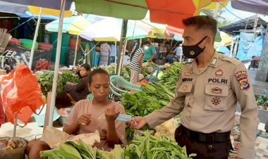 Putus-Rantai-Penyebaran-Covid-19,-Personel-Ditbinmas-Polda-NTT-Sambangi-Pedagang-di-Kota-Kupang-Beri-Masker