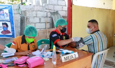 Gelar-Vaksinasi-di-Klinik-Turangga,-Tim-Vaksinator-Biddokkes-Polda-NTT-Layani-Vaksinasi-Tahap-I-dan-II