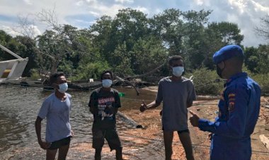 Patroli-Imbau-Pesisir,-Personil-Ditpolairud-Polda-NTT-Ingatkan-Nelayan-Desa-Tapil-Patuhi-Prokes-dan-Jaga-Ekosistem-Laut