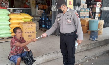 Ingatkan-Masyarakat-Taat-Prokes,-Ditbinmas-Polda-NTT-Bagi-Bagi-Masker-kepada-Masyarakat
