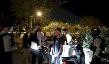 Cegah-Aksi-Kriminalitas,-Personel-Ditsamapta-Patroli-Malam-Hari-Ke-Tempat-Rawan-Gangguan-Kamtibmas-di-Kota-Kupang