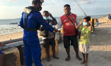 Personel-Ditpolairud-Polda-NTT-Ingatkan-Nelayan-Terapkan-Pola-Hidup-Sehat-Dalam-Setiap-Aktivitas-Saat-Lakukan-Patroli-Pesisir-di-Wilayah-Kabupaten-Kupang