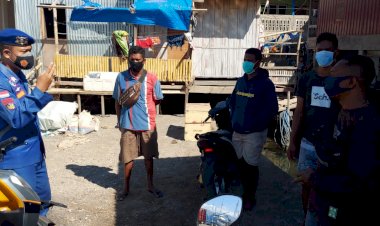 Personil-Ditpolairud-Polda-NTT-Ingatkan-Warga-Pesisir-Tanadewa-Perhatikan-Keselamatan-Saat-Melaut