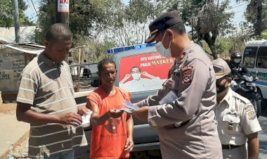 Putus-Rantai-Penyebaran-Covid-19,-Ditbinmas-Polda-NTT-Bagi-Bagi-Masker-kepada-Masyarakat-Kota-Kupang