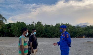 Sambangi-Wilayah-Pesisir-Kenebibi,-Personil-Ditpolairud-Polda-NTT-Ingatkan-Warga-Kurangi-Kerumunan-Saat-Melaut