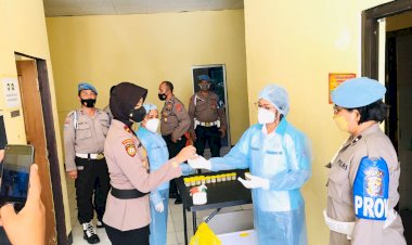 Langkah-Preventif-dan-Deteksi-Dini-agar-Tidak-Terlibat-Narkoba,-Personel-Ditsamapta-Polda-NTT-Ikuti-Tes-Urine