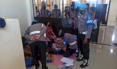 Pastikan-Kondisi-Tahanan-Sehat-dan-Lengkap,-Provost-Polda-NTT-Cek-Ruang-Tahanan-Dittahti-Polda-NTT