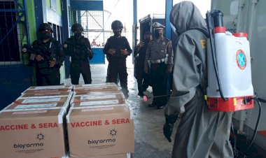 Untuk-ke-67-kalinya,-Personel-Polda-NTT-Kawal-Kedatangan-Vaksin-Covid-19-dari-Pemerintah-Untuk-Wilayah-NTT