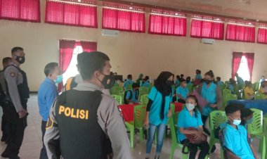 Sambangi-SMA-N-1-Kota-Kupang,-Personel-Turjawali-Ditsamapta-Polda-NTT-Imbau-Prokes-dan-Ingatkan-Siswa-Hindari-Tawuran