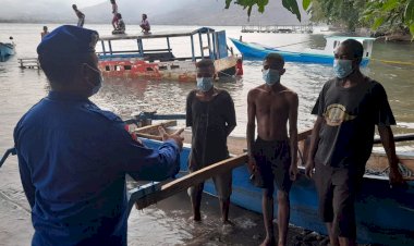 Sambangi-Wilayah-Pesisir-Waijarang,-Personil-Ditpolairud-Polda-NTT-Beri-Imbau-Warga-Untuk-Tidak-Membuang-Sampah-Sembarang