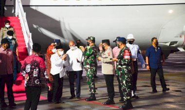 Tiba-di-Kupang,-Wakil-Presiden-RI--K.-H.-Ma'ruf-Amin-Disambut-Kapolda-NTT-Bersama-Forkopimda