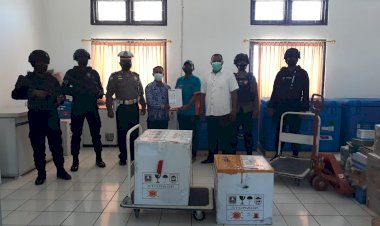 Penambahan-Dua-Koli-Vaksin-Covid-19-Tiba-di-Kupang,-Dikawal-Ketat-oleh-Personil-Gabungan-Polda-NTT