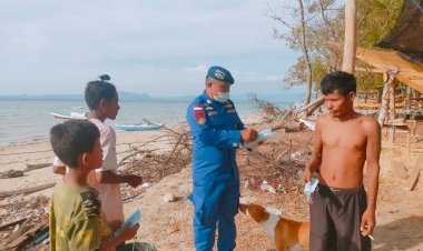 Putus-Rantai-Penyebaran-Covid-19,-Personil-Ditpolairud-Polda-NTT-Sambangi-Warga-Pesisir-Lohayon-Berikan-Masker-Gratis-dan-Edukasi-Prokes