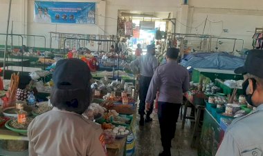 Cegah-Penyebaran-Covid-19-Personel-Ditbinmas-Rutin-Patroli-Sambang-ke-Pasar