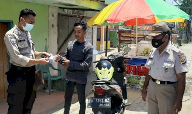 Upaya-Pencegahan-Covid-19,-Subditbintibsos-Ditbinmas-Polda-NTT-Bagi-Bagi-Masker-dan-Ingatkan-Penerapan-Prokes-Kepada-Warga-Masyarakat