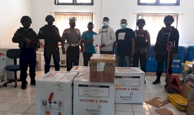 Untuk-ke-69-kalinya,-Personil-Polda-NTT-Kawal-Kedatangan-5-Koli-Vaksin-Covid-19-dari-Pemerintah-Pusat-Untuk-Wilayah-NTT