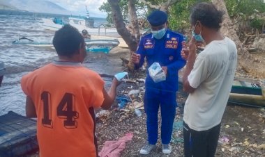 Sambangi-Pesisir-Otan,-Personil-Ditpolairud-Polda-NTT-Bagikan-Masker-Gratis-dan-Ingatkan-Prokes-5M