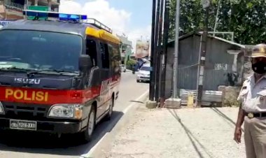 Imbau-Prokes-dan-Bagi-Masker,-Ditbinmas-Polda-NTT-Gelar-Penerangan-Keliling