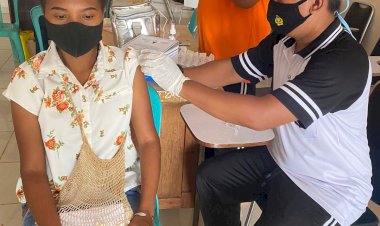 Dukung-Percepatan-Program-Vaksinasi,-Tim-Vaksinator-Biddokkes-Polda-NTT-Gelar-Vaksinasi-di-Klinik-Turangga-dan-IAKN-Kupang