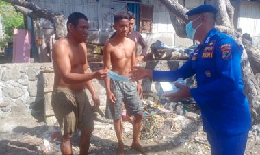 Patroli-Perairan-di-Pantai-Baru-Rote-Ndao,-Personil-Ditpolairud-Polda-NTT-Bagikan-Masker-Gratis-Kepada-Nelayan