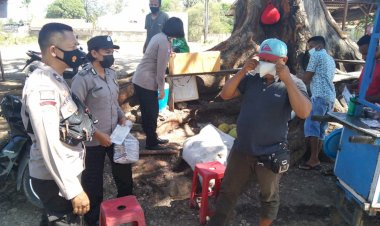 Gelar-Patroli-KRYD,-Personel-Ditbinmas-Polda-NTT-Bagi-Bagi-Masker-kepada-Masyarakat
