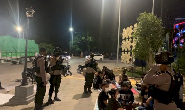 Pastikan-Malam-Minggu-Aman,-Personel-Raimas-Ditsamapta-Polda-NTT-Gelar-Patroli--Cipta-Kondisi