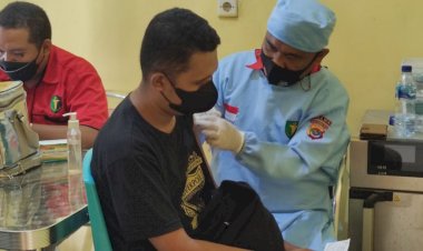 Tingkatkan-Herd-Immunity,-Tim-Vaksinator-Biddokkes-Polda-NTT-Gelar-Vaksinasi-di-Dua-Tempat