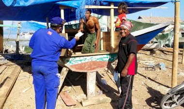 Gelar-Patroli-di-Wilayah-Pesisir-Kupang,-Personil-Ditpolairud-Polda-NTT-Bagikan-Masker-dan-Imbauan-Kamtibmas