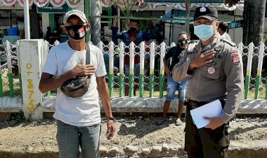 Tekan-Penyebaran-Covid-19,-Ditbinmas-Polda-NTT-Bagikan-Masker-Kepada-Masyarakat-Pengguna-Jalan