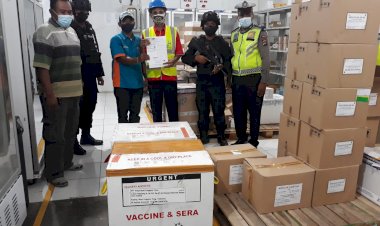 Polda-NTT-Dukung-Pemerintah-Distribusikan-13.320-Vial-Vaksin-Covid-19-Untuk-Provinsi-NTT