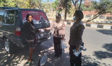 Tekan-Penyebaran-Covid-19,-Tim-KRYD-Ditbinmas-Polda-NTT-Bagi-Masker-Kepada-Warga-Masyarakat-Sekitar-Jalan-El-Tari-Kupang