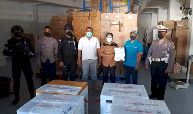 Polda-NTT-Kawal-Kedatangan-Vaksin-Covid-19-Sinovac-yang-Distribusikan-Pemerintah-Pusat-Untuk-Percepatan-Vaksinasi-di-Wilayah-NTT
