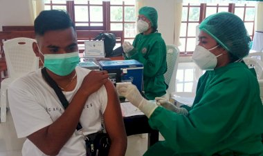 Tim-Vaksinator-RSB-Titus-Uly-Kupang-Sasar-Gereja-Berikan-Pelayanan-Vaksinasi