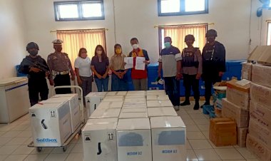 Untuk-ke-75-Kalinya-Personel-Polda-NTT-Kawal-Ketat-Kedatangan-13.455-vial-Pfiser-dari-Pemerintah-Pusat-Untuk-Wilayah-NTT