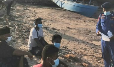 Tegakan-Prokes-di-Daerah-Pesisir-Flotim,-Personil-Ditpolairud-Polda-NTT-Bagikan-Masker-Gratis-Kepada-Nelayan-Desa-Riangrita