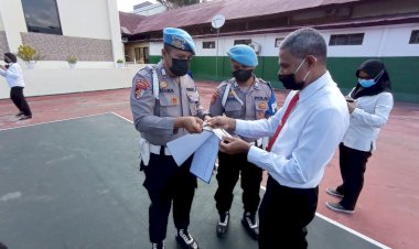 Provost-Polda-NTT-Gelar-Pemeriksaan-Kelengkapan-dan-Sikap-Tampang-Personel-di-Dua-Satker-Polda-NTT