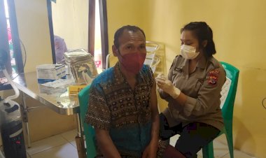 Putus-Rantai-Penyebaran-Covid-19,-Biddokkes-Polda-NTT-Terus-Berikan-Pelayanan-Vaksin-Bagi-Masyarakat