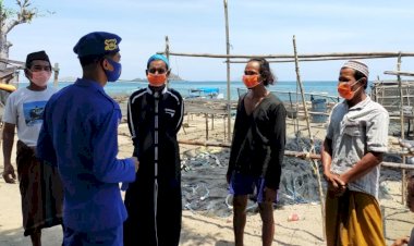 Patroli-di-Wilayah-Pesisir-Pulau-Seraya-Kecil,-Personel-Ditpolairud-Polda-NTT-Ingatkan-Warga-Kurangi-Kerumunan-Saat-Melaut